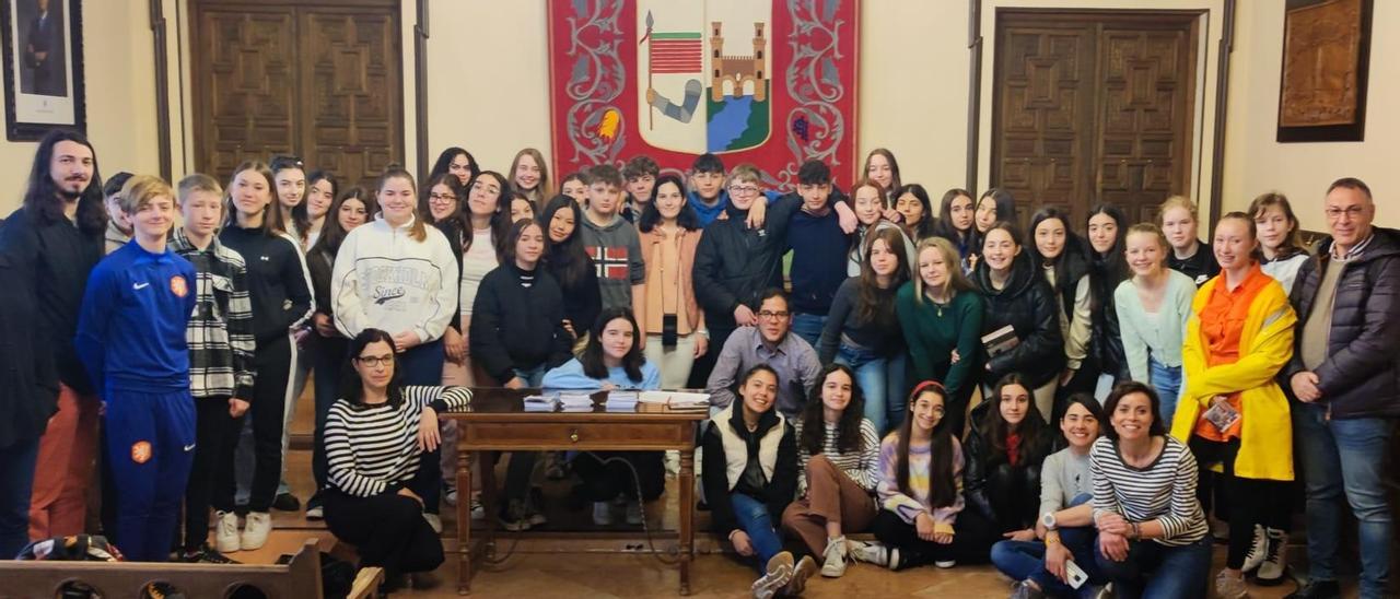 Alumnos del colegio Medalla Milagrosa con compañeros Erasmus, en el Ayuntamiento.
