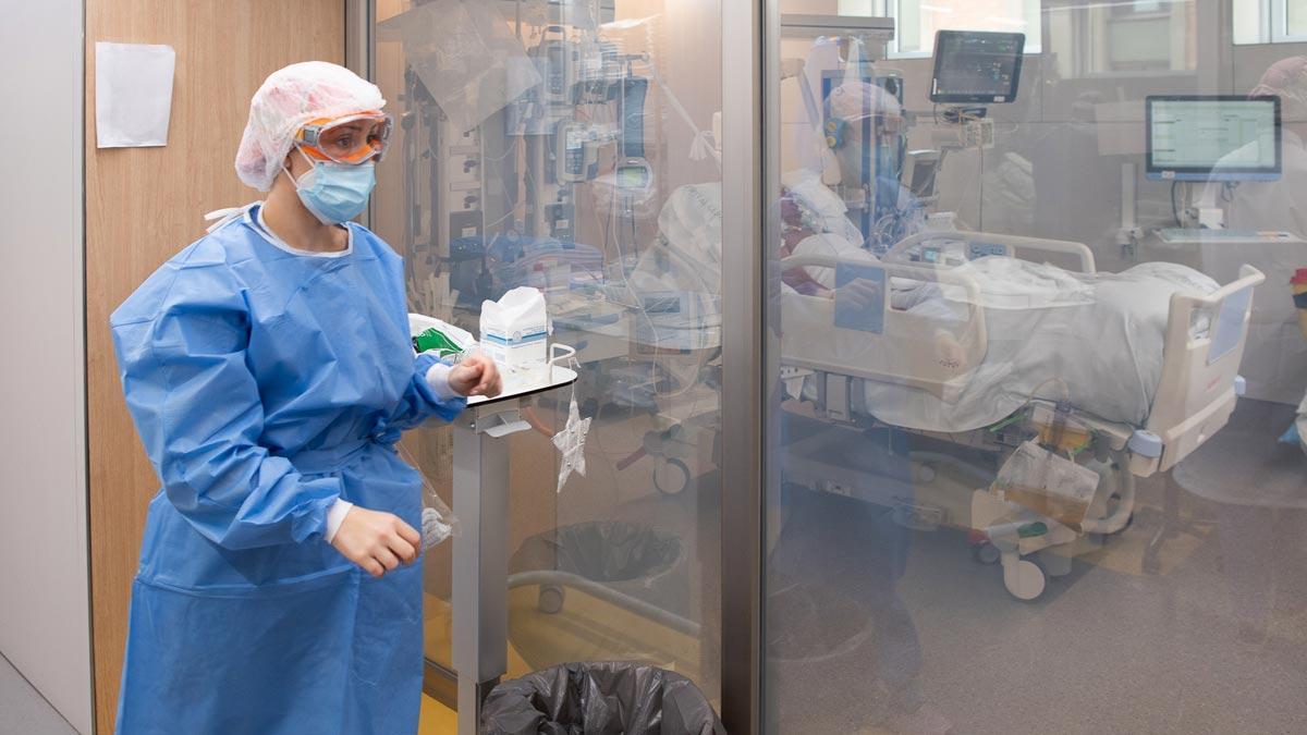 Atención a pacientes con covid en el Hospital Clínic de Barcelona