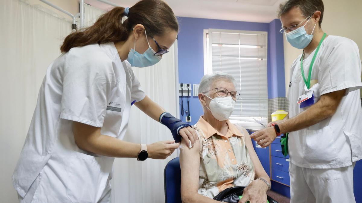 Vacuna de gripe y covid a personas mayores de 80 años en Alicante