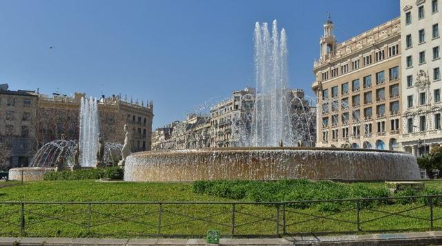 Fonts Bessones de plaza Cataluña en funcionamiento.