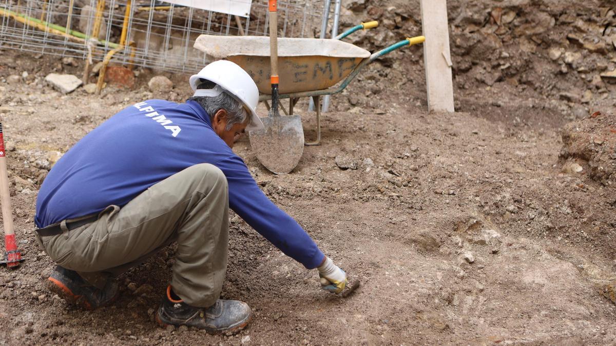 Un peón trabajando en una excavación en Lorca.