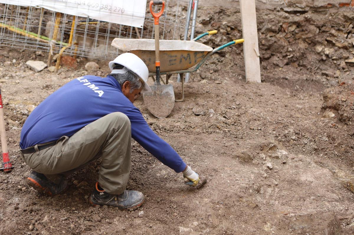 Un peón trabajando en una excavación en Lorca.