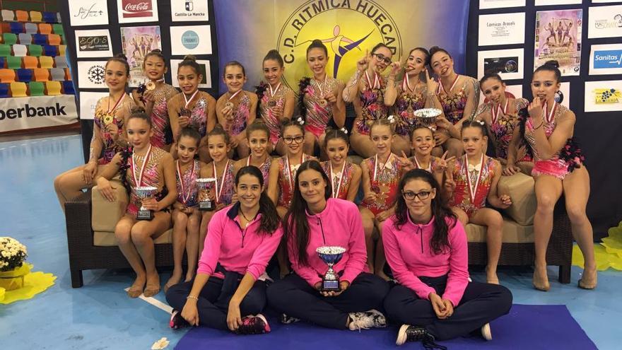 Las gimnastas del Altellano Elx con sus entrenadoras en el Torneo de Cuenca