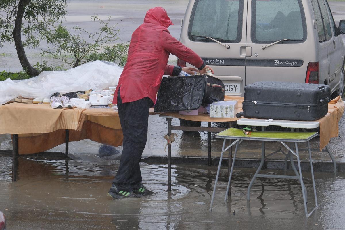 Vendedor ambulante bajo el aguacero