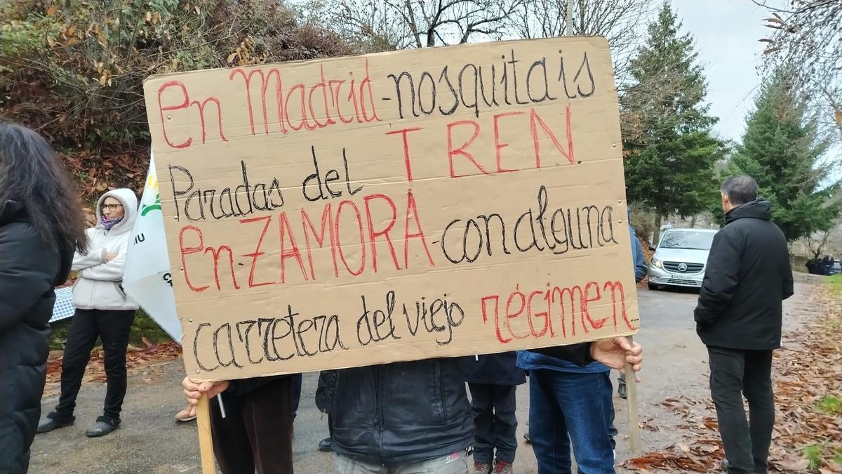 Sin tren y con carreteras "del viejo régimen": así discurre la protesta en Rihonor