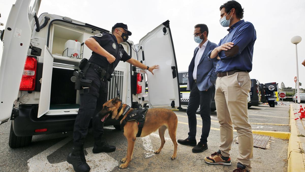 Imagen del vehículo de la unidad canina de la Policía Local, en la visita ayer del alcalde Eduardo Dolón y el concejal Federico Alarcón