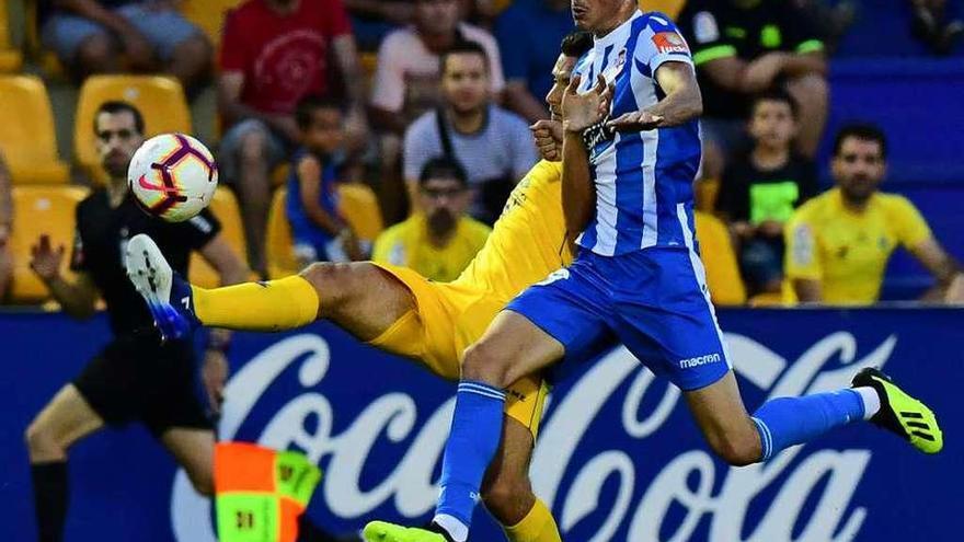 El delantero Carlos Fernández corre a por el balón ayer en Santo Domingo.