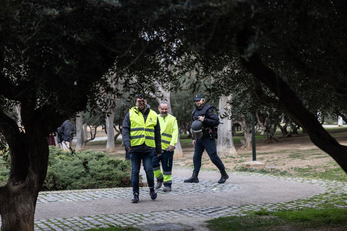 En imágenes | Los agricultores vuelven a las puertas de La Aljafería para protestar