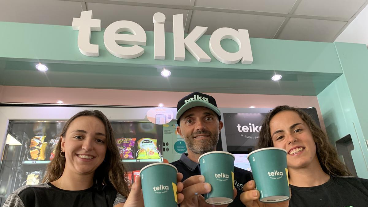 Las valencianas Sara Bonillo y Sofía Rodríguez, junto al mánager del Teika UCI Team, Javier Cabanes