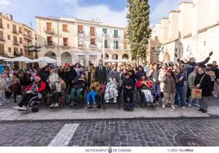 Gandia coloca 450 árboles y moquetas para ambientar el Centre Històric en Navidad.