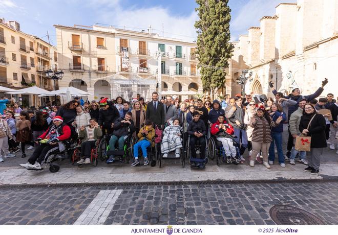 Gandia coloca 450 árboles y moquetas para ambientar el Centre Històric en Navidad.