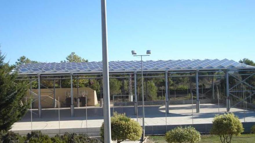 La planta solar ha quedado ubicada sobre la cubierta del pabellón exterior del polideportivo.