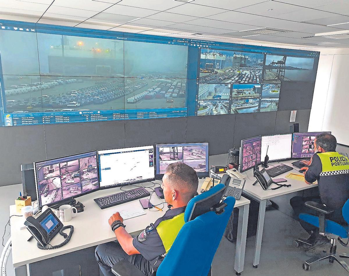 Actuales paneles de control del puerto y trafico portuario a cargo de la policia portuaria de vigo, que serán renovados.
