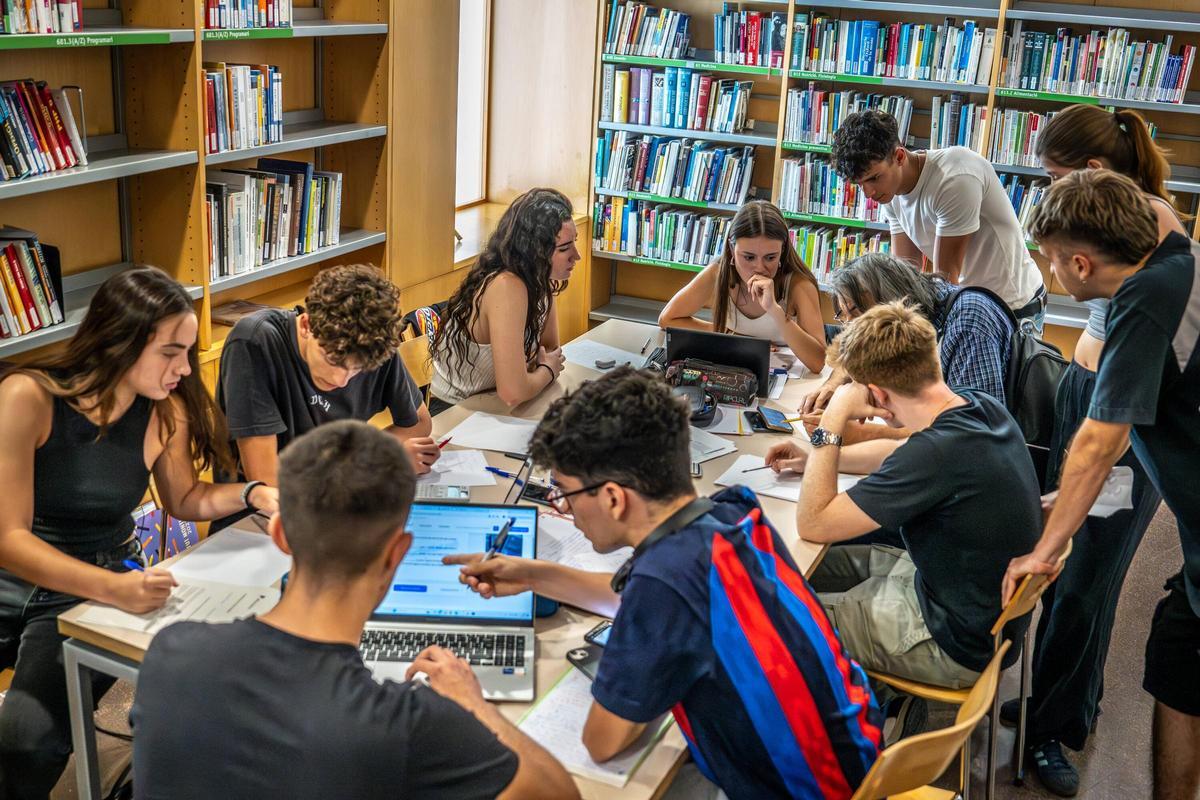 Estudiantes preparan el examen de selectividad en la Biblioteca Jaume Fuster de Barcelona