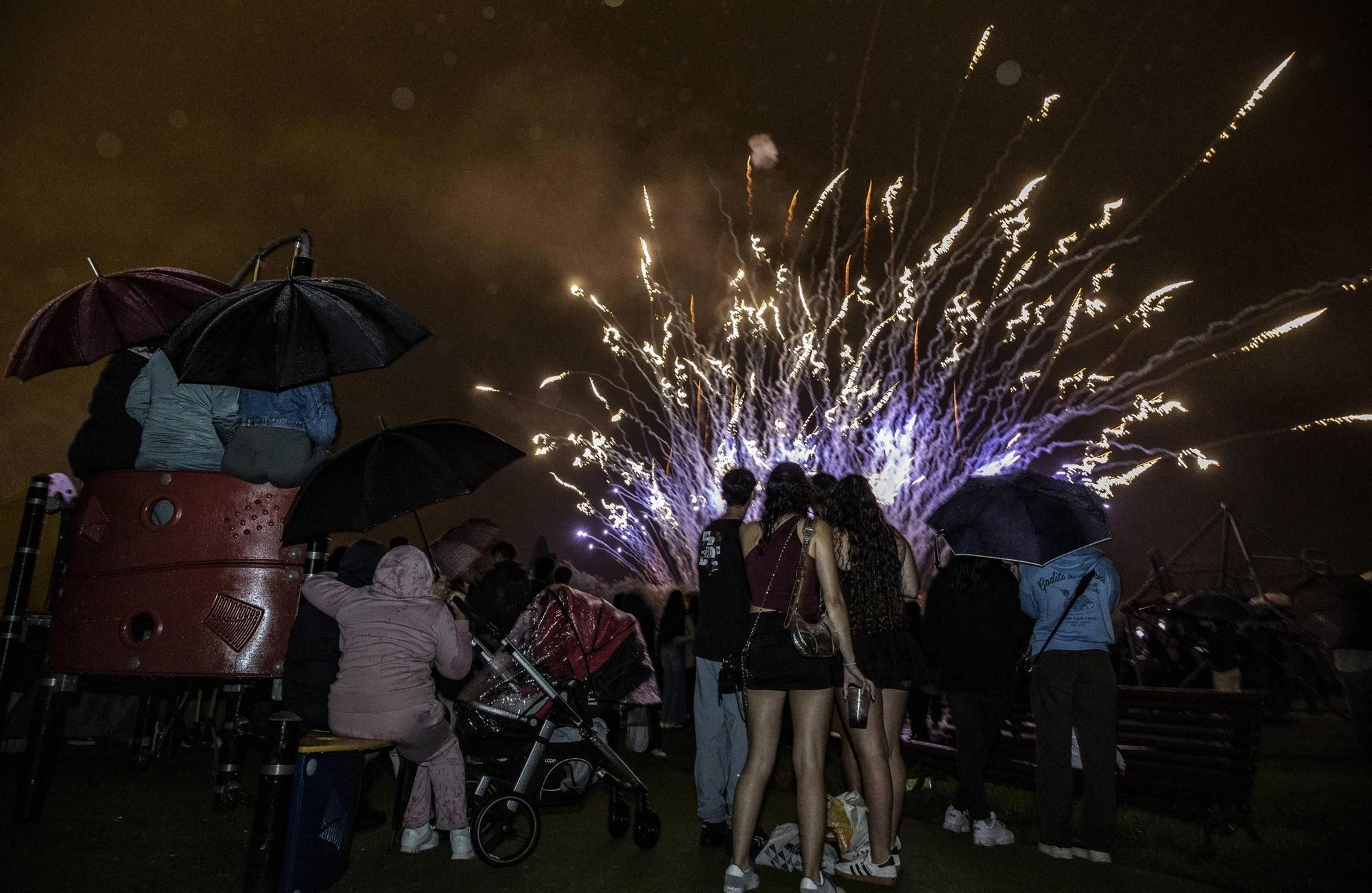 EN IMÁGENES: Así se vivieron unos fuegos de San Mateo bajo la lluvia en Oviedo