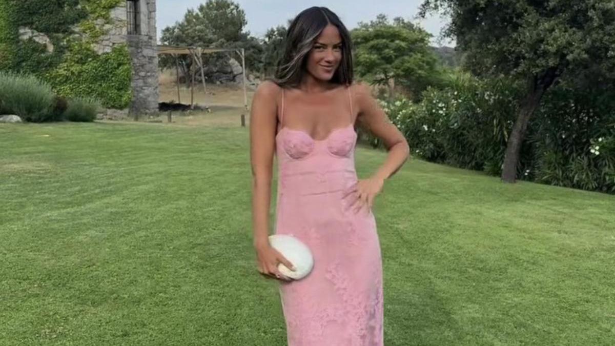 Un bolso, una boda y Mario Casas como chofer… Así llegó Melyssa Pinto al enlace de Susana Bicho y Guille