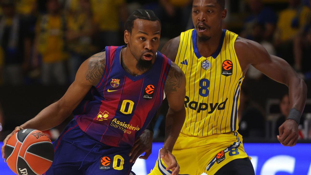 BELGRADE (Serbia), 14/10/2025.- Barcelona's Kevin Punter (L) in action against Maccabi's Lonnie Walker IV (R) during the Euroleague basketball match between Maccabi Tel Aviv and FC Barcelona in Belgrade, Serbia, 14 October 2025. (Baloncesto, Euroliga, Belgrado) EFE/EPA/ANDREJ CUKIC