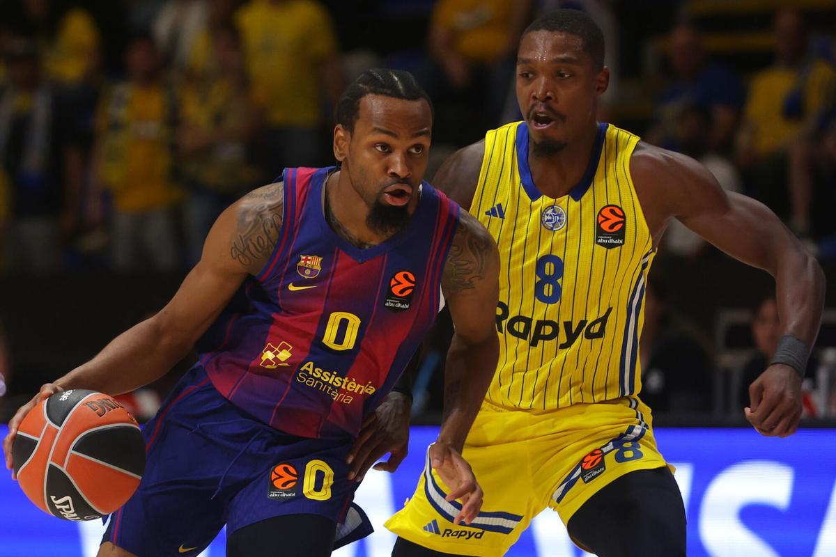 BELGRADE (Serbia), 14/10/2025.- Barcelona's Kevin Punter (L) in action against Maccabi's Lonnie Walker IV (R) during the Euroleague basketball match between Maccabi Tel Aviv and FC Barcelona in Belgrade, Serbia, 14 October 2025. (Baloncesto, Euroliga, Belgrado) EFE/EPA/ANDREJ CUKIC