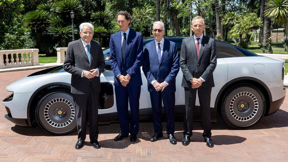 Presentación del Ferrari Luce al presidente de la República (izda), Sergio Matarella.