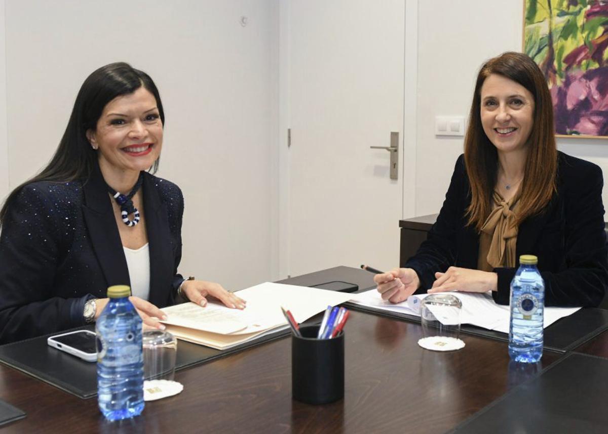 La alcaldesa de Mos, Nidia Arévalo, reunida con la conselleira de Medio Rural, María José Gómez.