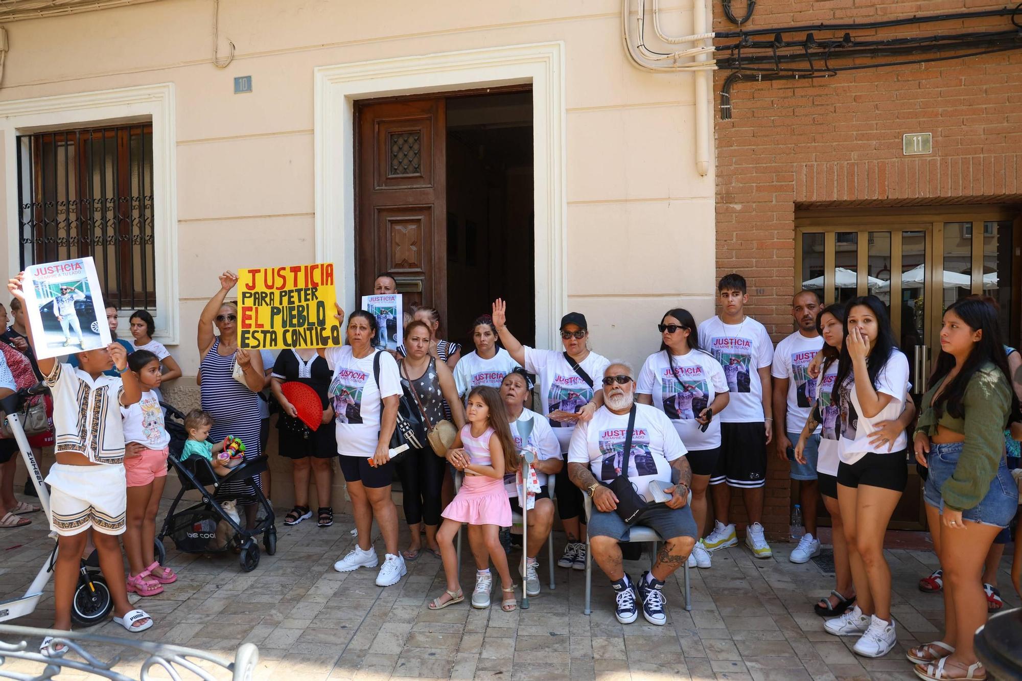 Familiares y amigos de Petar Krasimirov, asesinado a cuchilladas en Carcaixent, guardan un minuto de silencio