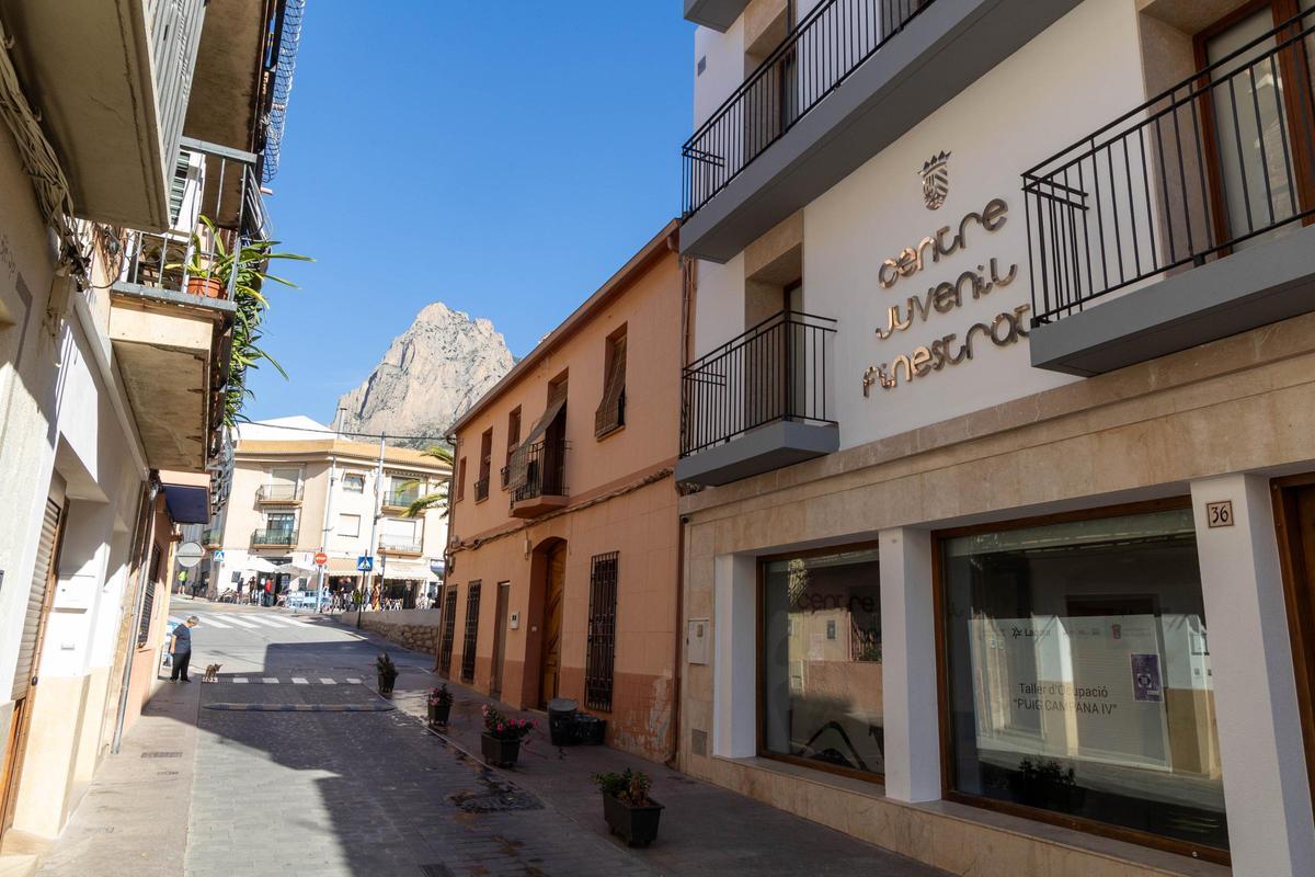 Una calle de Finestrat con el Puig Campana de fondo.