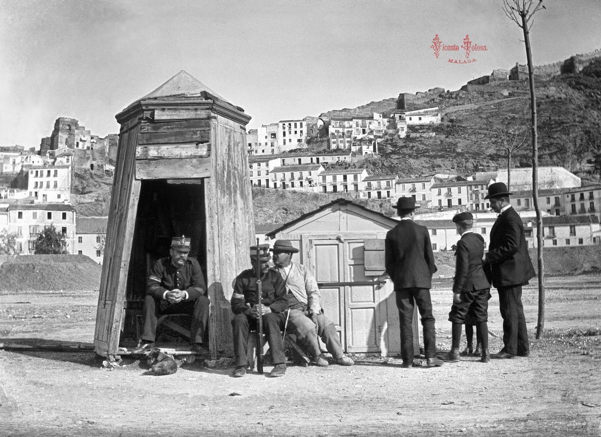 Puesto de Carabineros en el Muelle Viejo, en 1906, una de las joyas del renovado archivo de Vicente Tolosa. Puesto de Carabineros en el Muelle Viejo, en 1906, una de las joyas del renovado archivo de Vicente Tolosa.