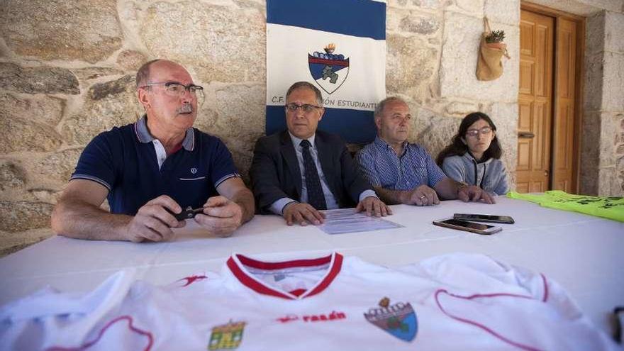 Arturo Fandiño y miembros de su directiva comunicaron ayer la decisión del club. // Bernabé/ Cris M.V.