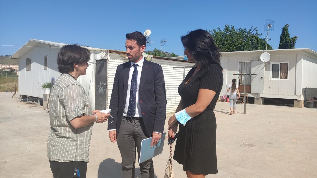 María Dolores Chumilla, José Francisco Lajara y Mayte Martínez, este lunes, en el barrio de casas prefabricadas de San Fernando.