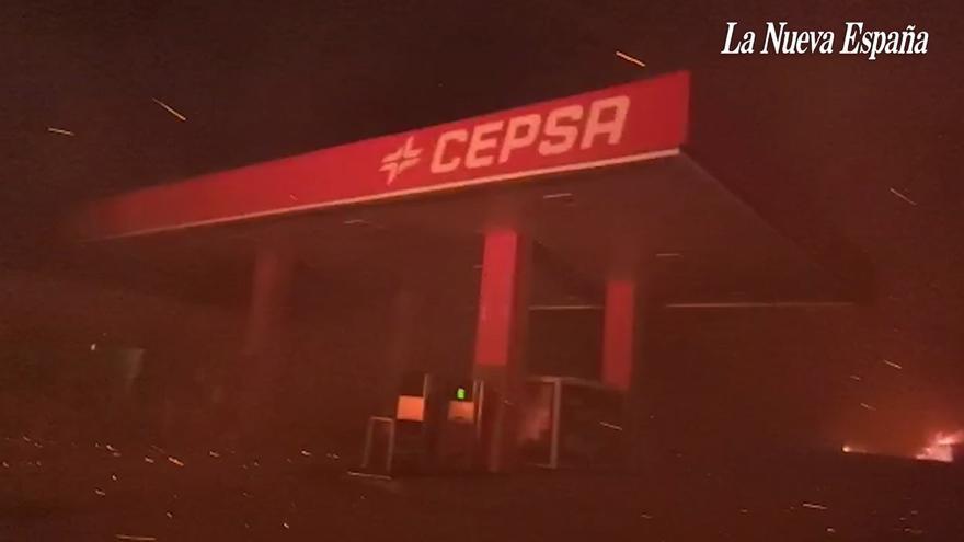 Vídeo: Las llamas llegan a la gasolinera de Quintana (Valdés) en la nacional 632