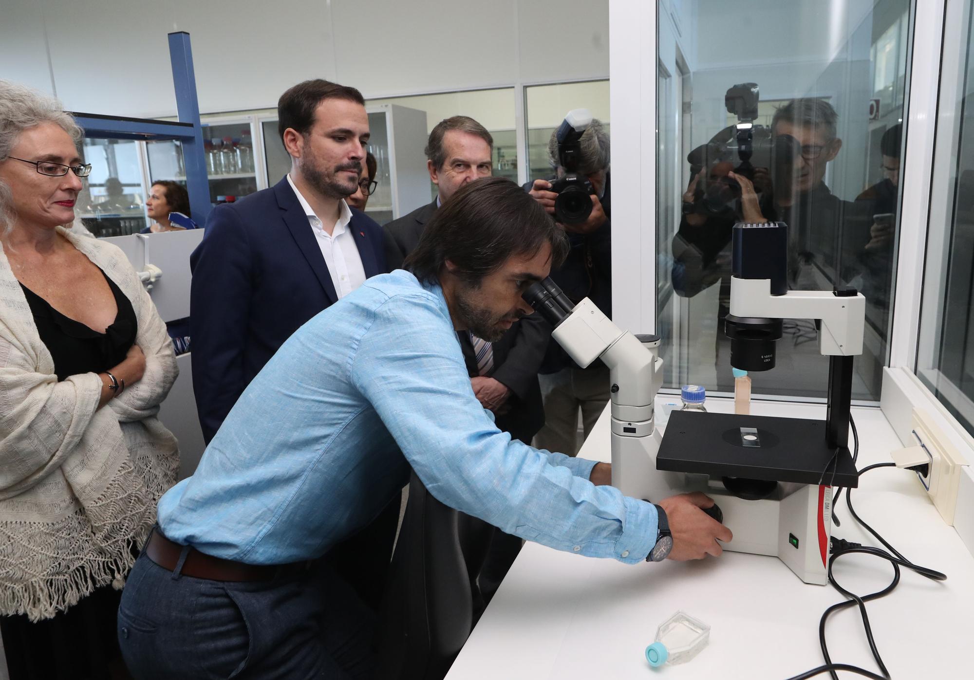 El ministro Alberto Garzón visita el Laboratorio Nacional de Biotoxinas Marinas de Vigo