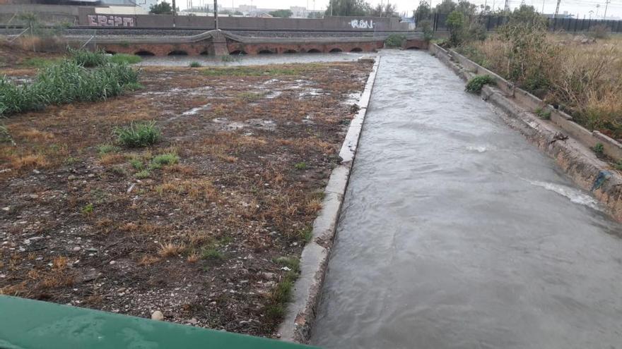 La lluvia provoca cortes de carreteras y desborda alcantarillas en Castelló