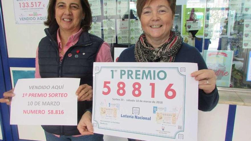 Mavi Navarro y Teresa Canal mostrando un cartel con el número premiado, ayer.