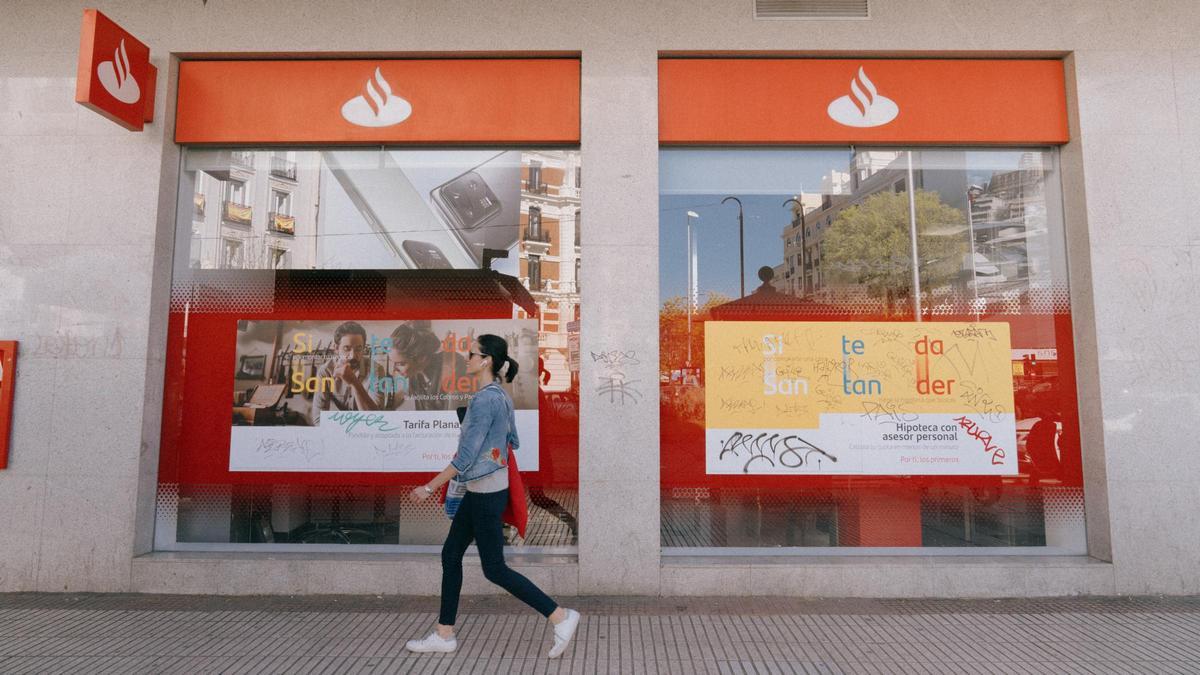 Gente paseando delante de sucursales bancarias en Madrid