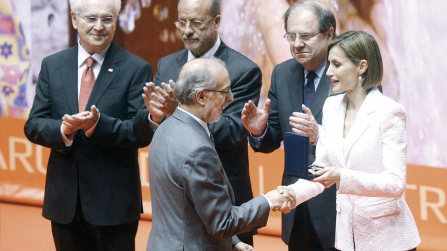 La reina Letizia entrega a Carlos Hernández, jefe de Telemedicina del Instituto de Salud Carlos III, una de las trece medallas de oro. // Efe