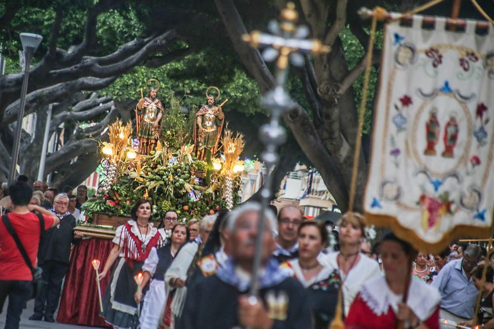 La ciudad sale a la calle para acompañar a las reliquias