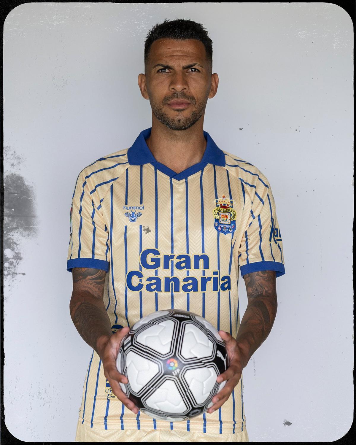 Viera y la elástica retro que lucirá la UD en La Rosaleda contra el Málaga en la jornada del sábado.