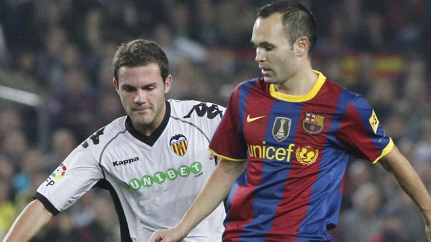 Mata, en su etapa en el Valencia en un duelo ante el Barça.