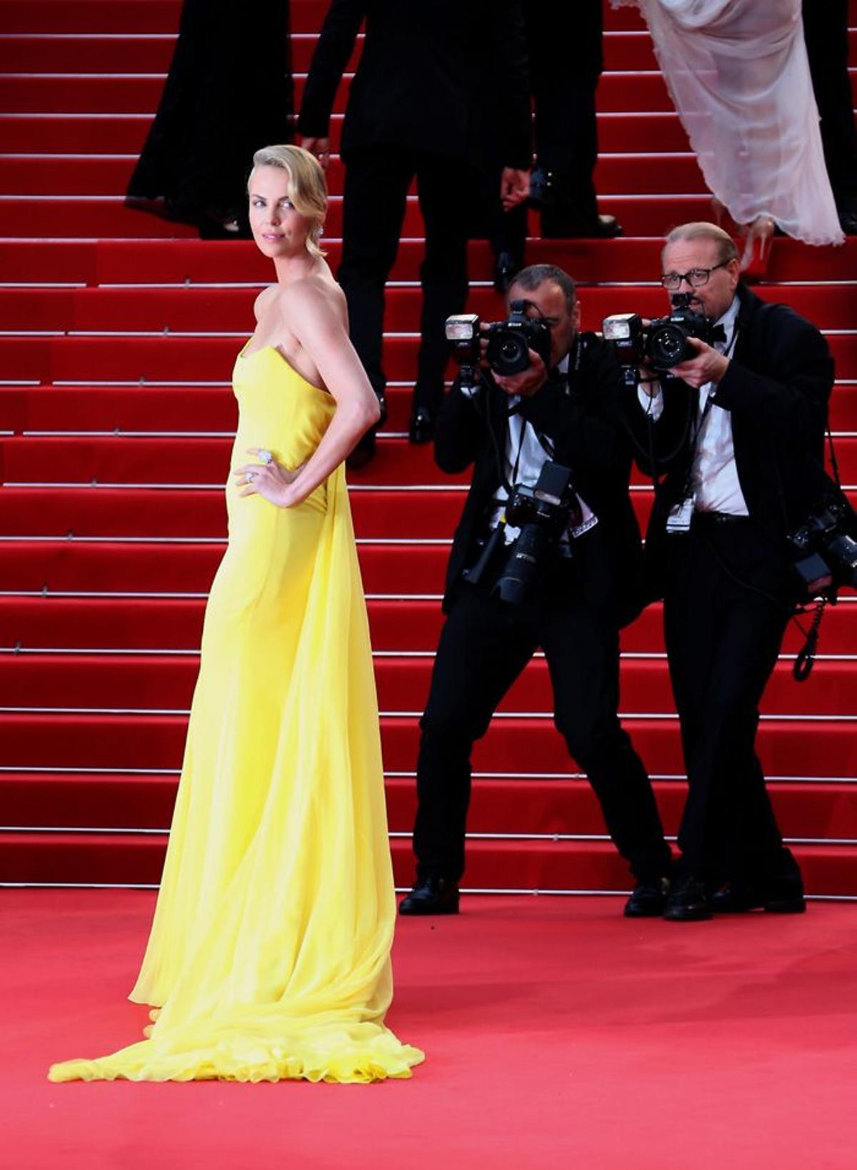 Charlize Theron acapara todas las cámaras en Cannes