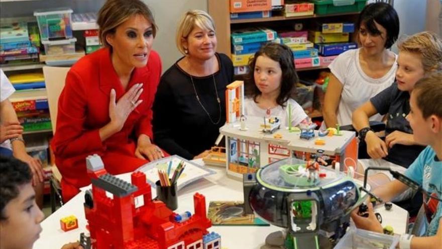 Melania Trump arranca su agenda en París con una visita a un hospital de niños