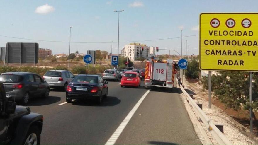 La avería de un vehículo colapsa el túnel de Sant Joan