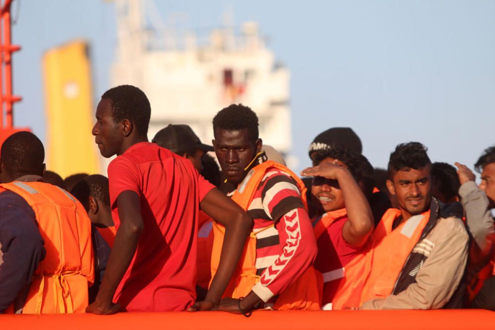 Trasladados a Málaga los ocupantes de una patera rescatada por Salvamento Marítimo
