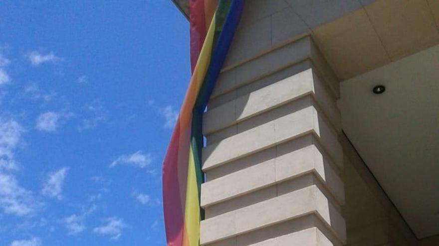 La bandera arcoíris instalada en la entrada del Rectorado tras el ataque.