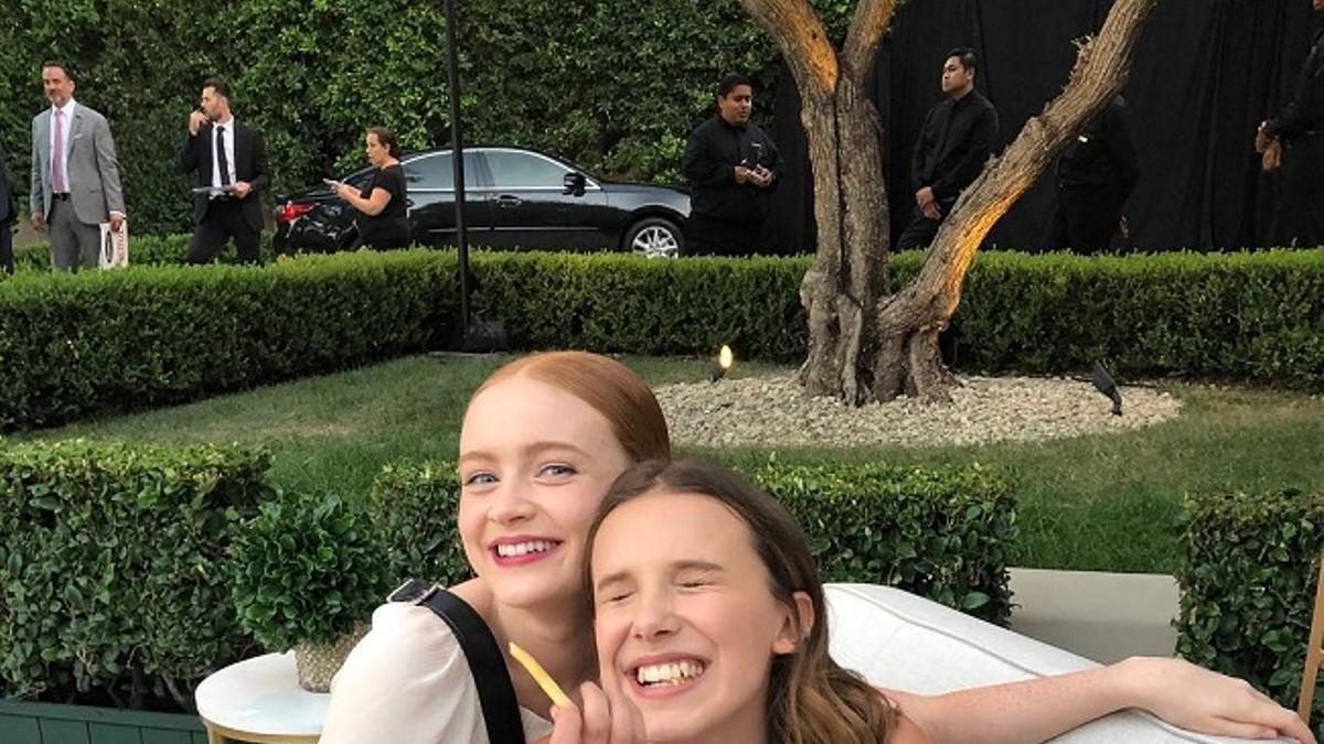 Sadie Sink y Millie Bobby Brown antes de la gala de los Emmys