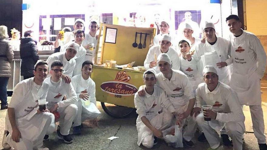 Los miembros de la murga posan con el disfraz de churrero que lucieron en el carnaval del pasado año.