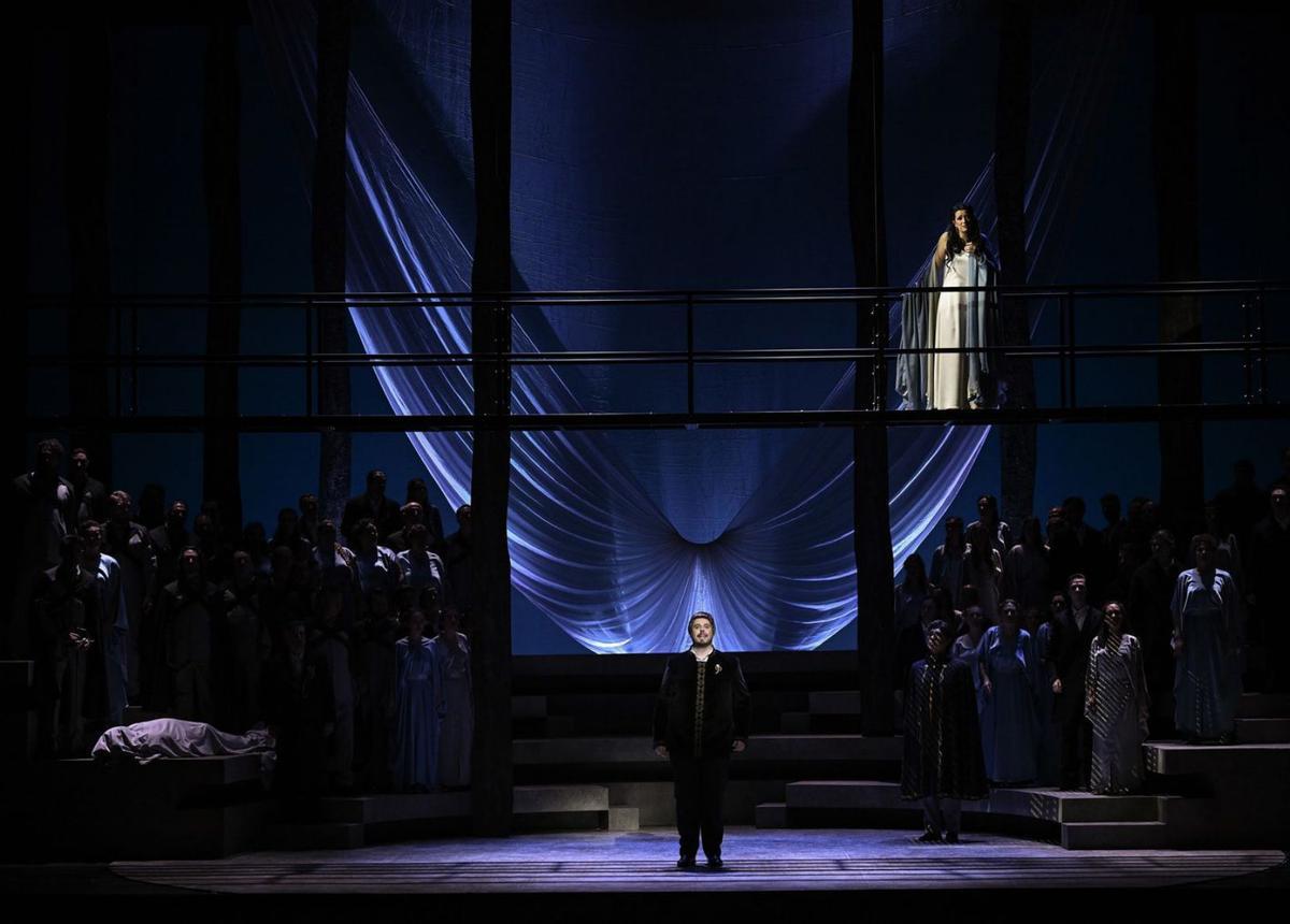 Samuel Sakker (Lohengrin), en el centro del escenario, y Miren Urbieta-Vega (Elsa),  en la pasarela, en la escena final de la ópera de Wagner en el estreno en el Campoamor.  |  IVÁN MARTÍNEZ