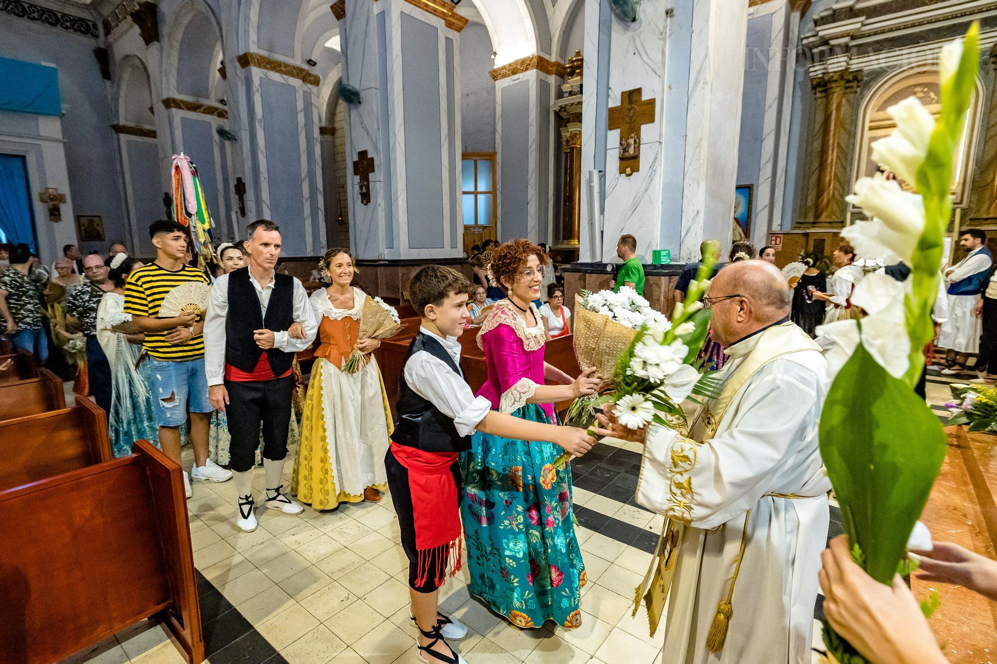 Ofrenda de flores a la Mare de Déu de l'Assumpciò en La Nucía