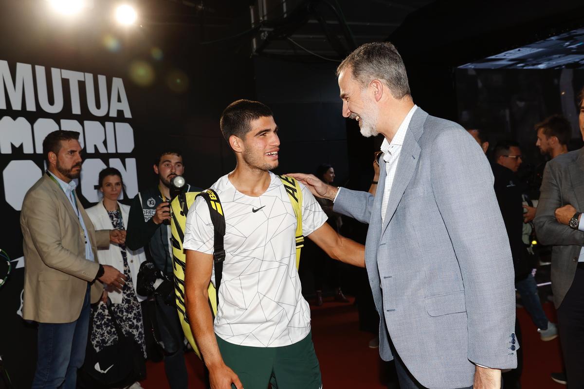 El rey Felipe saluda a Alcaraz en el Madrid Mutua Open.