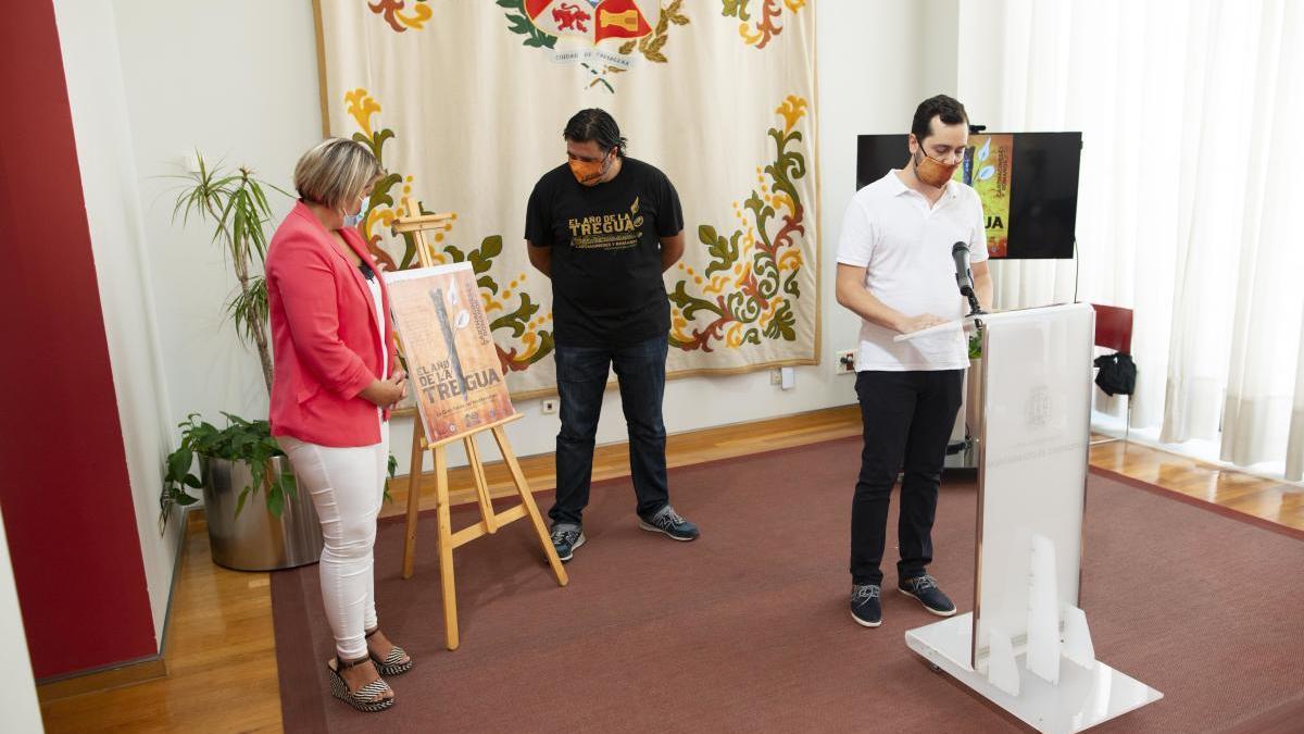 Noelia Arroyo y José Antonio Meca junto al cartel de este año de Carthagineses y Romanos.