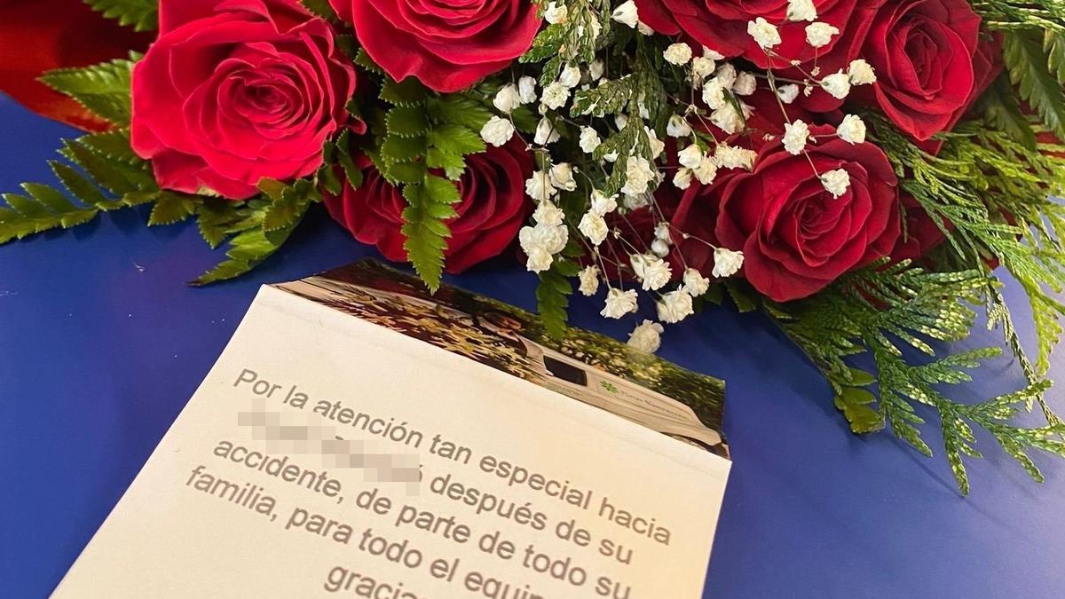 Ramo de flores enviado por la familia del accidentado.